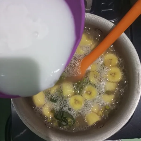 Tuangkan santan dan beri sejumput garam, aduk lagi perlahan