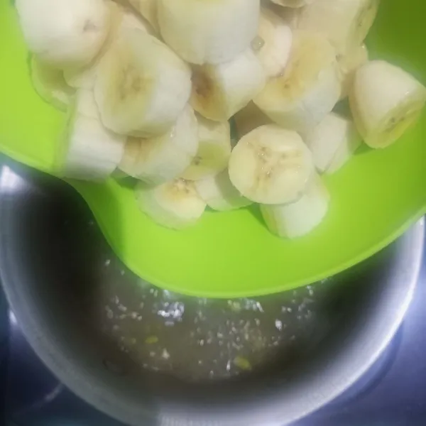 Jika sudah didiamkan selama 7 menit masukkan irisan pisang dan masak dengan api kecil