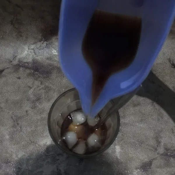 Tuangkan kopi ke dalam gelas saji bila kopi sudah agak dingin dan bisa ditambahkan es batu lagi