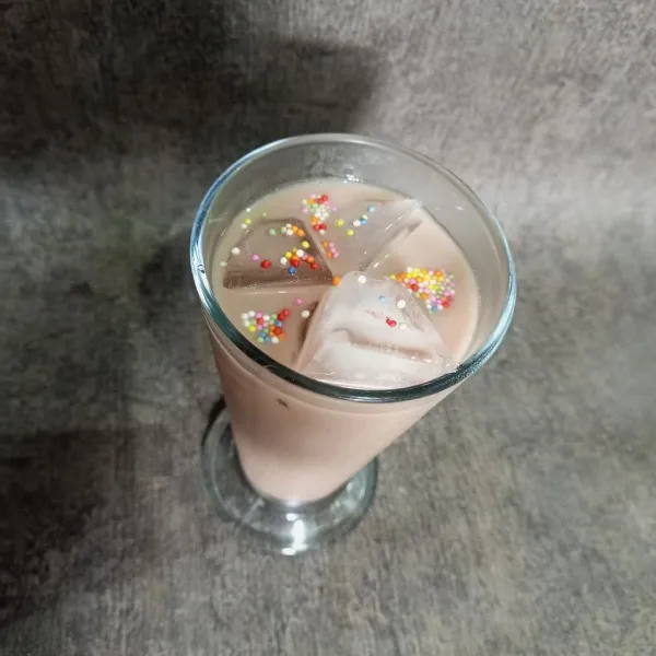 Tambahkan sprinkle dan es batu lagi