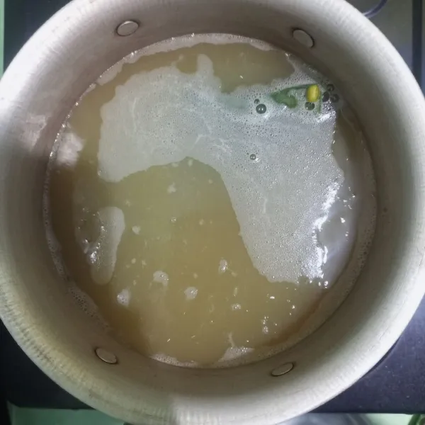 Masukkan kacang hijau dan air meniral ke dalam panci dan masak hingga kacang hijau pecah, lalu diamkan selama 7 menit