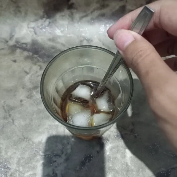 Aduk minuman hingga tercampur