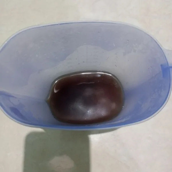 Masukkan 1 sachet kopi kedalam gelas takar dan seduh dengan air panas