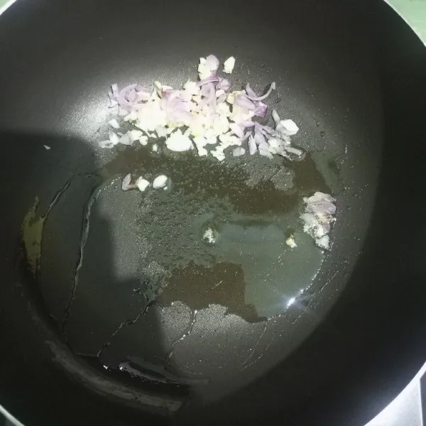 Panaskan minyak dan tumis bawang merah, bawang putih cincang