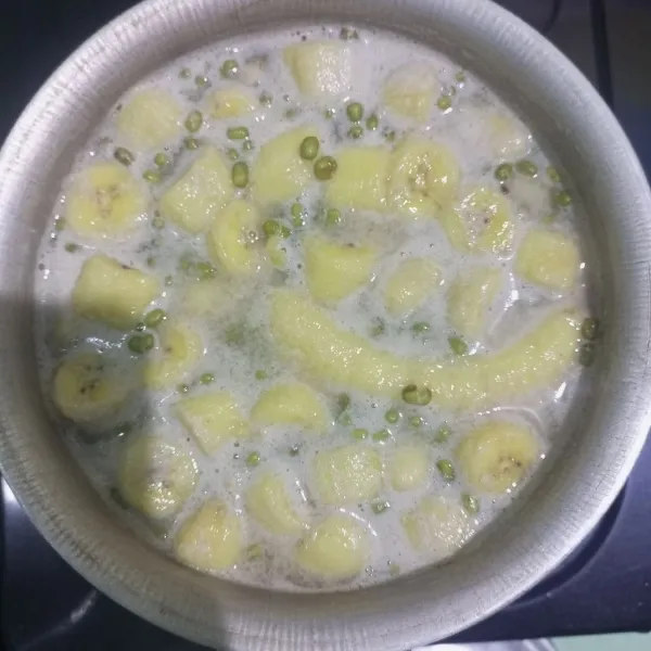 Tunggu hingga kolak matang seperti ini dan kolak enak disajikan saat hangat