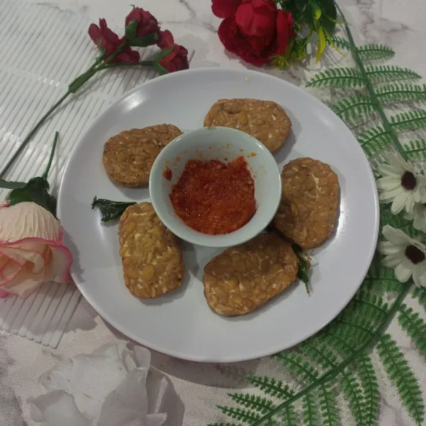 Sajikan dalam piring saji dan tambahkan sambal bawang