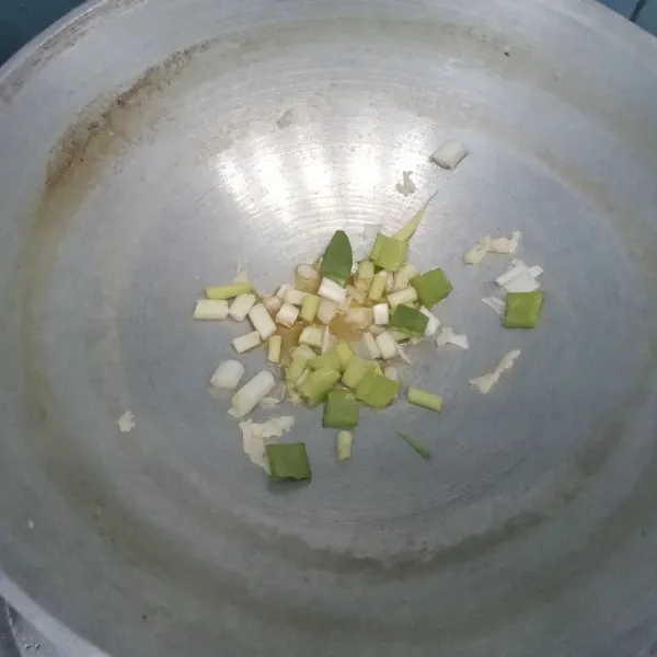 Kupas bawang merah, bawang putih, dan bawang prei. Cuci bersih dan geprek bawang merah, dan bawang putih. Potong kecil kecil bawang prei, tumis hingga harum, dan matikan kompor.