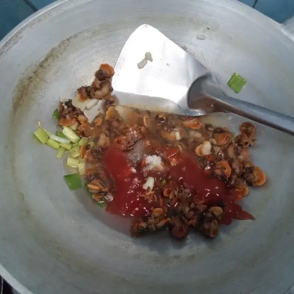 Masukkan kerang, saos sambal, saos tomat, dan saos asam manis. Tambahkan air dan aduk merata. Nyalakan kompor dengan api sedang.