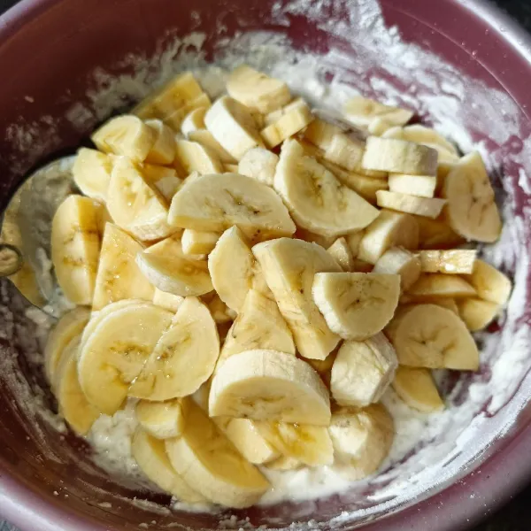 Masukkan potongan pisang dan aduk rata.