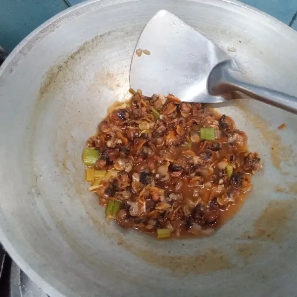 Setelah air berkurang, tambahkan gula pasir, dan garam. Matikan kompor setelah rasanya pas.