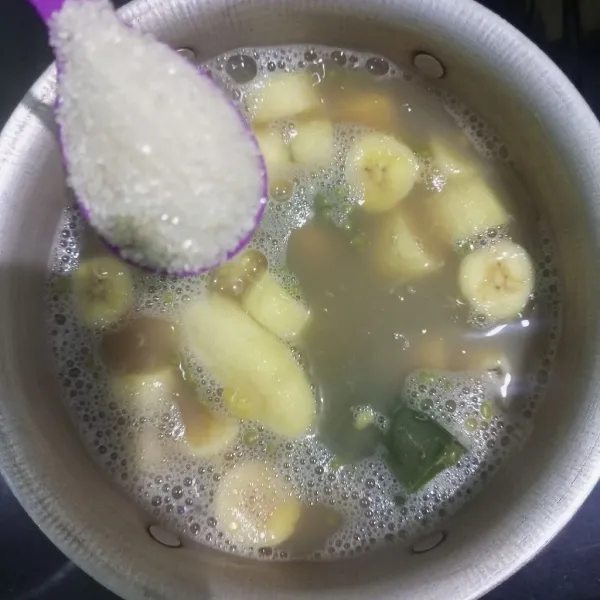Tambahkan gula pasir, gula merah, daun pandan, susu kental manis, lalu aduk perlahan