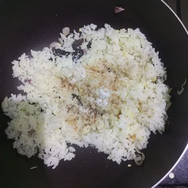 Masukkan nasi, garam, penyedap rasa dan lada bubuk lalu tumis