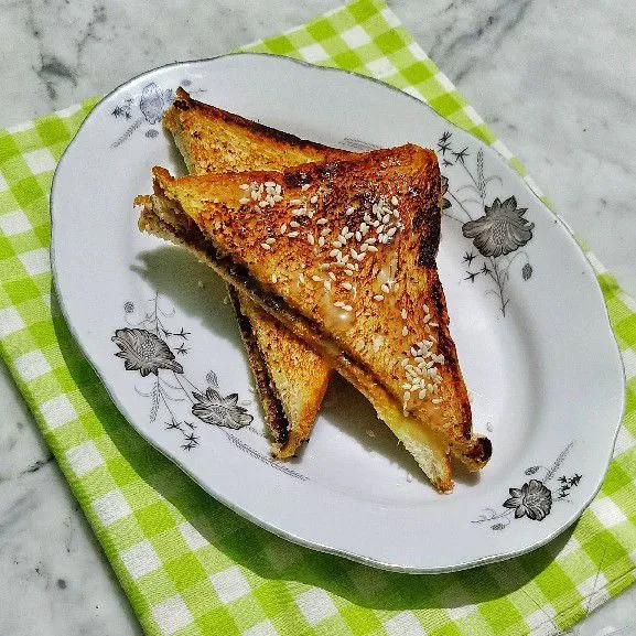 Roti bakar manis wijen selai kacang