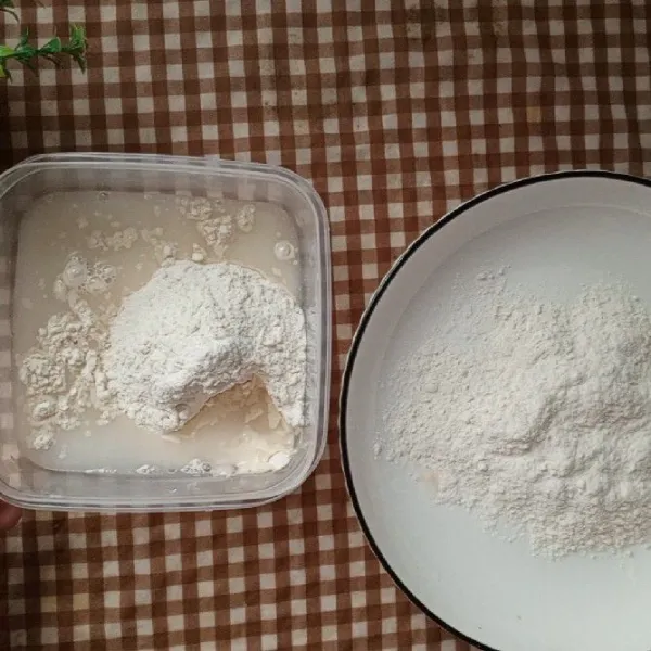 Siapkan adonan basah dan kering dari tepung crispy ( bisa menggunakan merk apa saja).