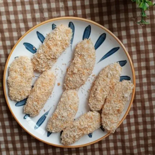 Diamkan di kulkas sekitar 15 menit agar tepung roti menempel dengan baik