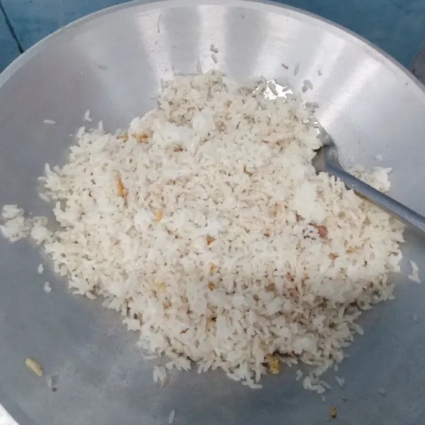 Masukkan nasi putih, aduk merata. Tambahkan saus raja rasa, gula pasir, dan garam. Masak hingga matang.