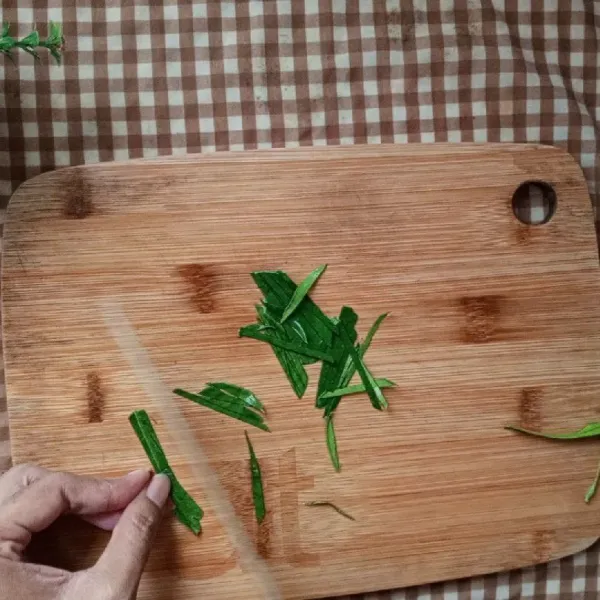 Iris daun jeruk, buang batang tengahnya.