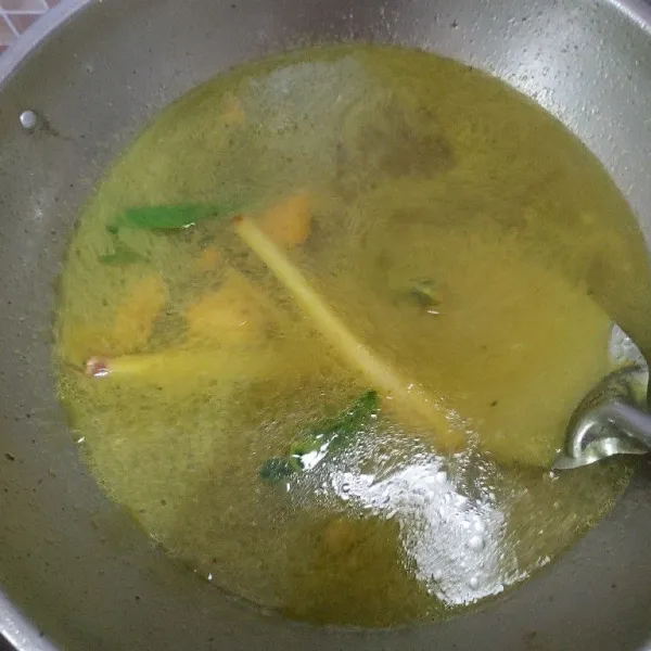 Didihkan air, masukan bumbu soto atau bumbu dasar kuning. Tambahkan daun jeruk, daun salam dan serai. Tunggu sampai kuah mendidih.