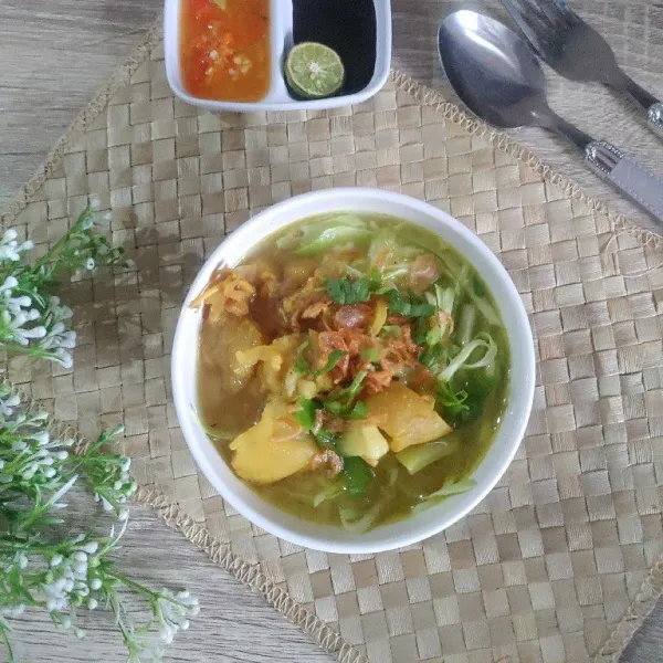 Soto kikil kaki sapi siap untuk disajikan. Selamat mencoba.