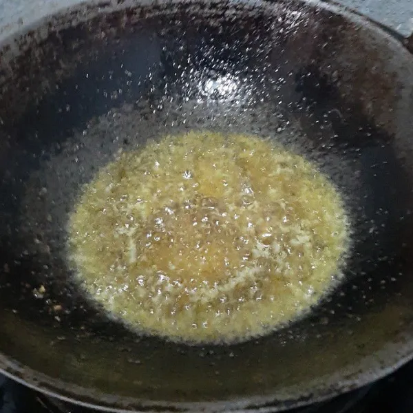 Panaskan minyak, lalu tuang 1-2 sendok sayur, goreng hingga kering.
