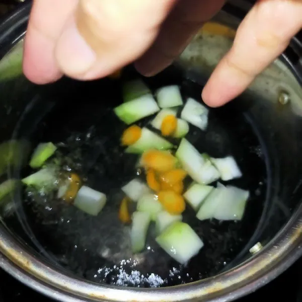 Masukkan labu siam dan wortel hingga matang