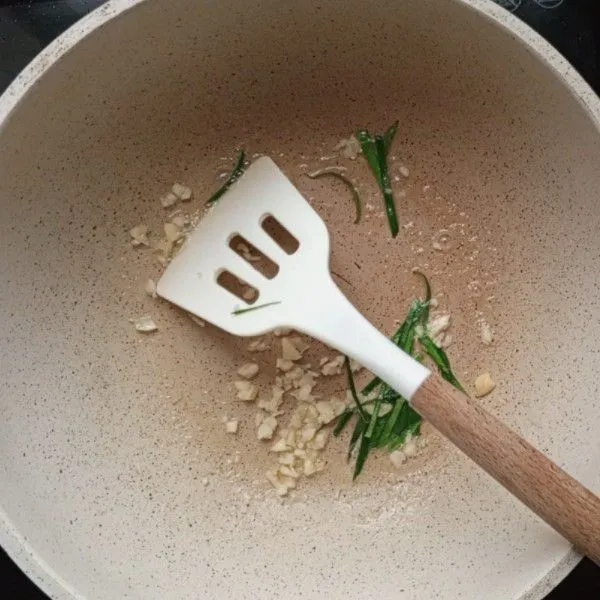 Masukkan butter atau margarin, lalu tumis duo bawang dan daun jeruk.