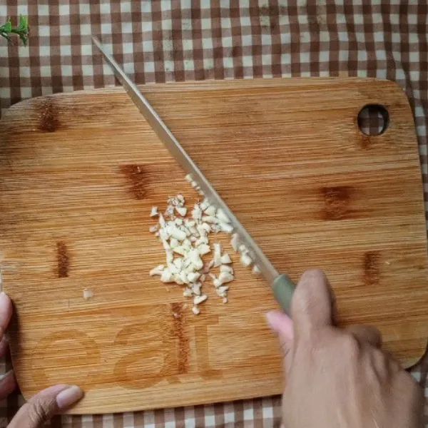 Cincang 5 siung bawang putih sesuai selera.