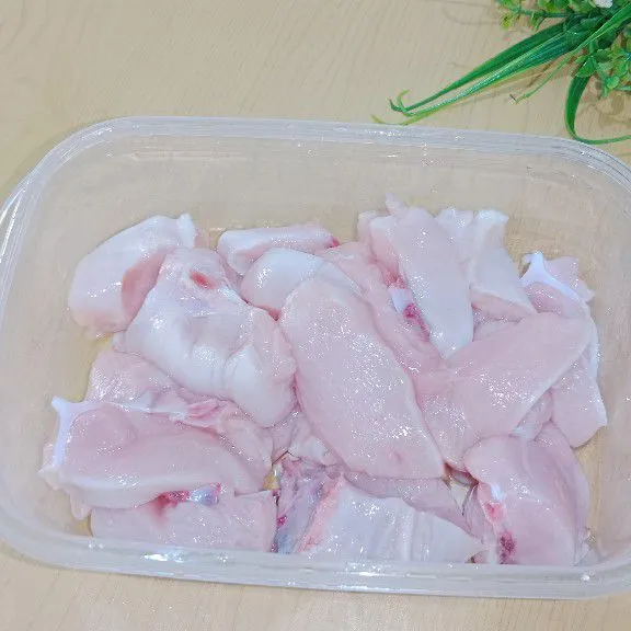 Bersihkan ayam lalu marinasi dengan garam selama 10 menit