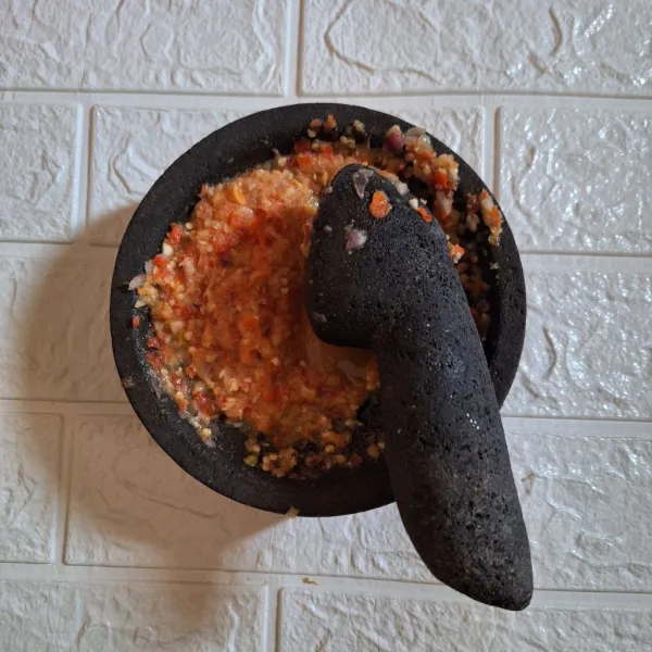 Haluskan bawang putih, bawang merah, kemiri, dan cabe rawit.