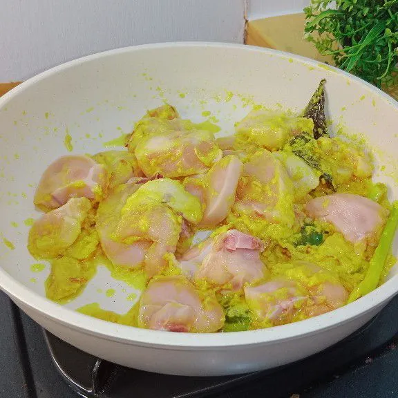 Masukkan ayam lalu aduk rata. Masak hingga berubah warna