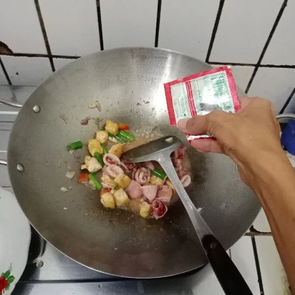 Tambahkan garam & kaldu bubuk. Aduk, masak hingga air sedikit menyusut. Koreksi rasa & siap dinikmati