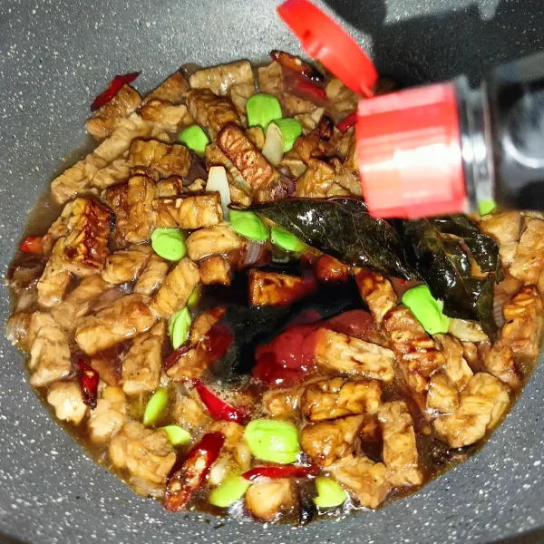 Masukkan semua bumbu-bumbunya dan aduk rata.