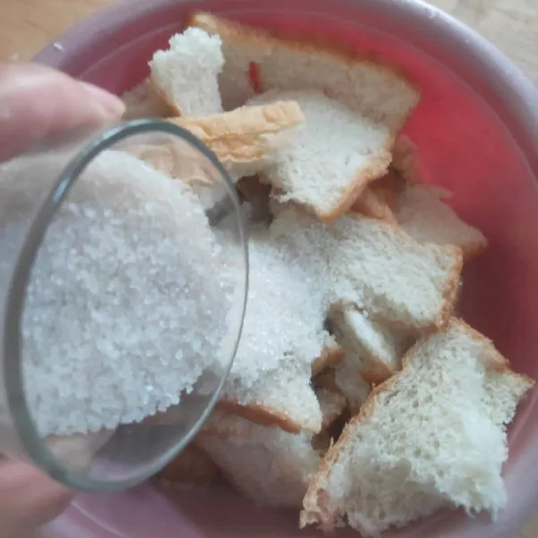 Masukkan satu gelas gula pasir kedalam roti sobek