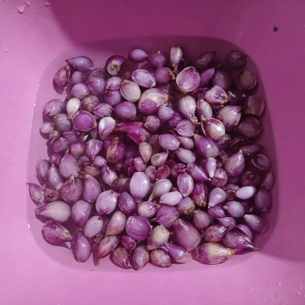 Pilih bawang yang kecil-kecil. Rendam air kurang lebih 15 menit. Cara ini memudahkan mengupas. Kupas bersih, cuci kembali.