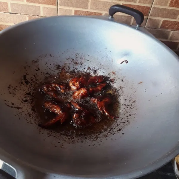 Goreng ayam dalam minyak panas, gunakan api kecil agat matang sempurna dan tidak gosong. Goreng hingga matang dan tiriskan.