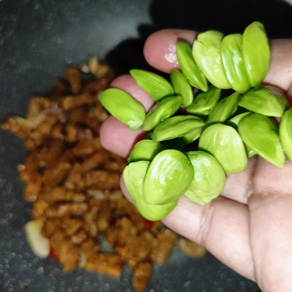 Tuang air dan tambahkan petai.