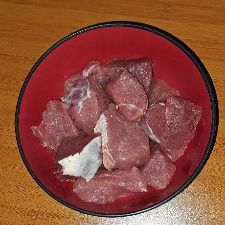 Potong daging sapi menjadi 15 bagian, cuci dan rebus daging hingga empuk