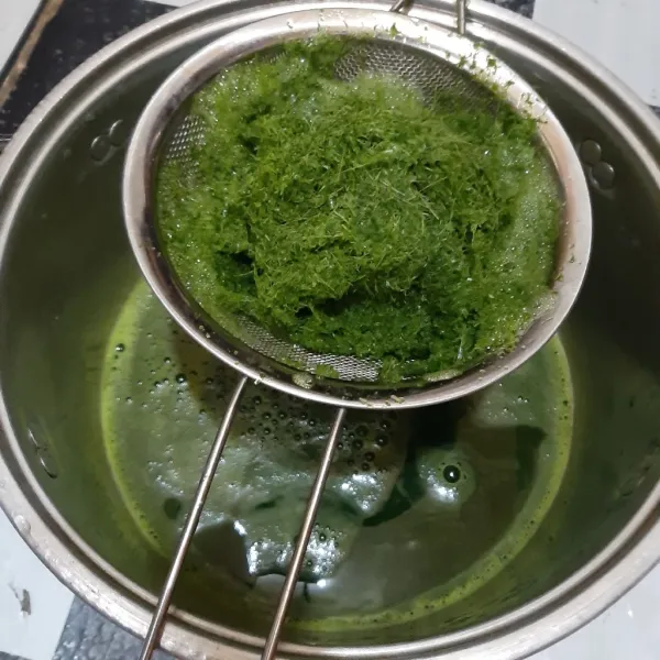 Blender daun pandan dengan 500 ml air lalu saring. Jika ingin aroma tidak pekat bisa dikurangi daun pandannya