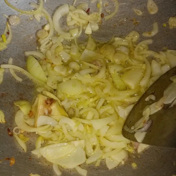 Siapkan minyak tumis bawang Bombay dan bawang putih hingga layu