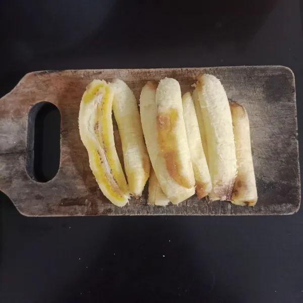 Belah pisang menjadi dua bagian sama panjang
