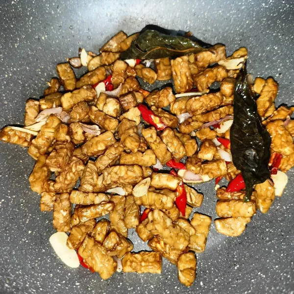 Masukkan tempe dan aduk rata.