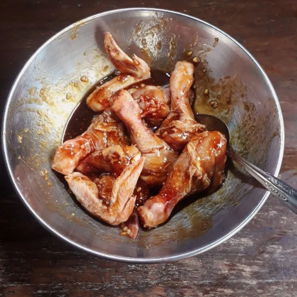 Campurkan ayam dengan bumbu marinasi, aduk rata dan diamkan minimal 1 jam agar bumbu meresap.
