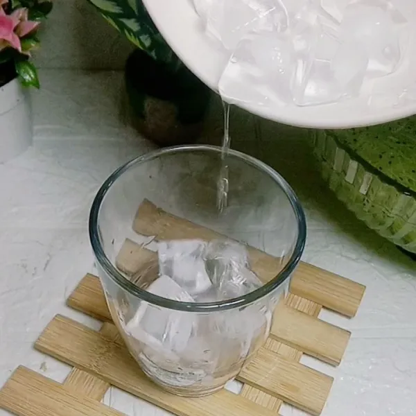 Di gelas masukkan es batu  secukupnya, lalu masukkan air timunnya. Siap untuk disajikan