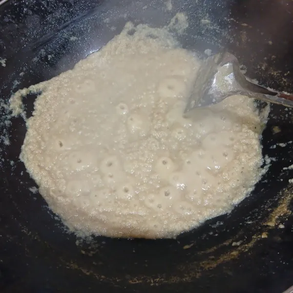 Matikan api. Dinginkan. Masukkan wadah kedap udara. Simpan di kulkas.