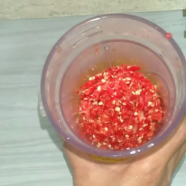 Giling cabe merah, bawang merah dan garam