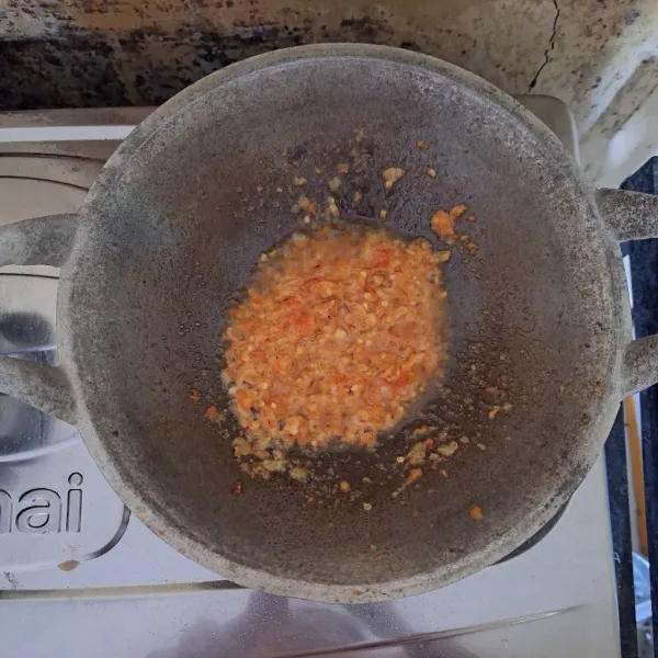 Tumis bumbu halus hingga tercium bau wangi.