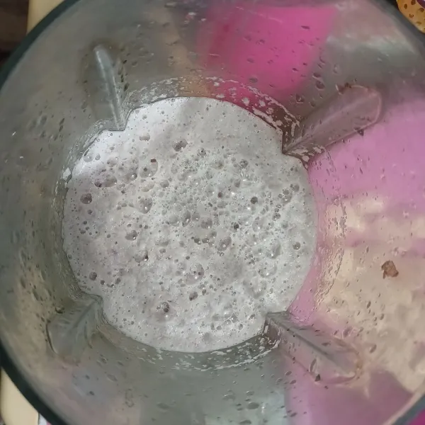 Masukkan ke gelas blender. Beri air secukupnya, proses hingga halus. Tuang ke wajan (kompor keadaan mati)