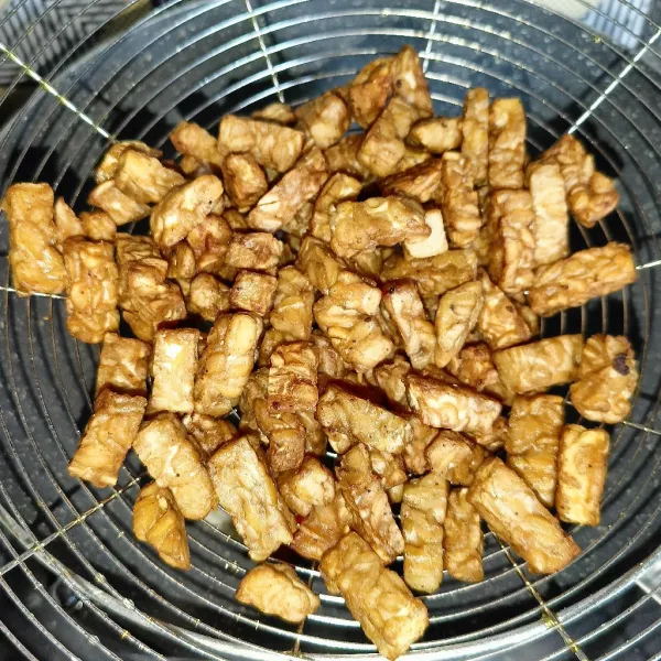 Potong-potong tempe dan goreng tempe sampai matang, angkat dan tiriskan.