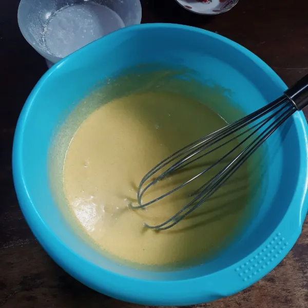 Kocok rata dengan whisk hingga menyatu : gula, telur, garam, margarin dan skm.