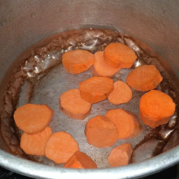 Rebus ubi dan air sampai ubi empuk.